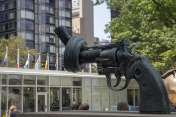  La scultura della Non Violenza, ‘The Knotted Gun’, situata all&#039;esterno del palazzo delle Nazioni Unite a New York.