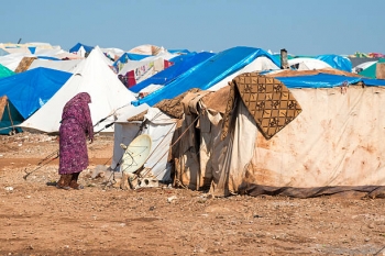 Donna siriana in un campo profughi