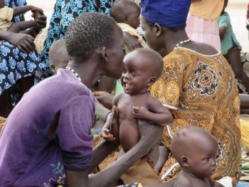 Una donna tiene in braccio il proprio bambino nel Sud Sudan