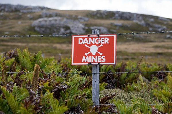 Un segnale di pericolo nelle isole Falkland che indica un’area non ancora sgomberata da mine.