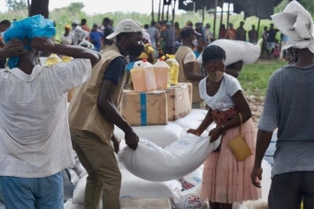 Civili nel Mozambico trasportano le loro porzioni di cibo