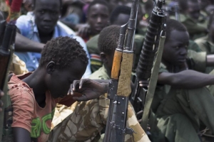 Bambini soldato durante una cerimonia di disarmo in Sud Sudan