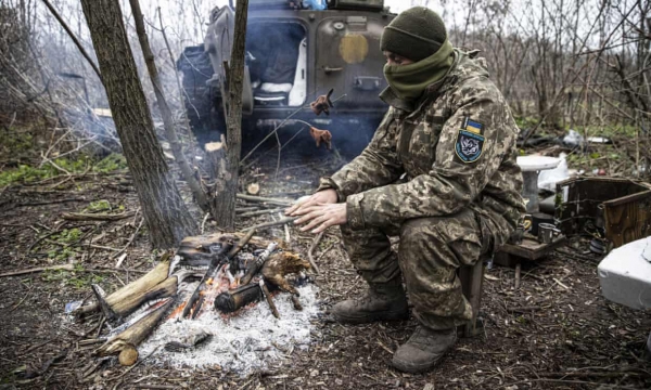  Un soldato ucraino al fronte in Donetsk.