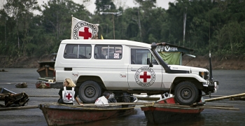 Un veicolo della Croce Rossa mentre “naviga” le acque di un fiume