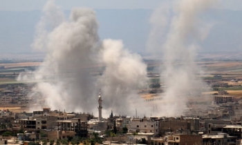 Le forze del governo bombaradno Idlib, Siria