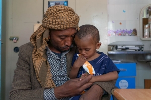 Yemen, in braccio al padre, Sultan, 21 mesi, riceve assistenza nutrizionale