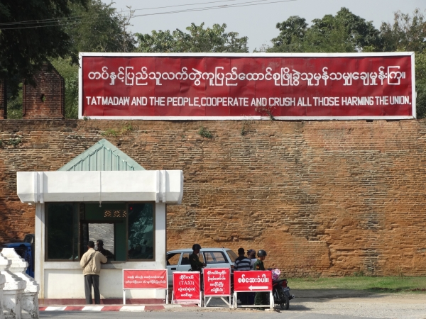 Insegna fuori dal palazzo di Mandalay, Mandalay, Myanmar