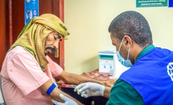 Doctor treating a patient in a health centre in Aden City, Yemen 
