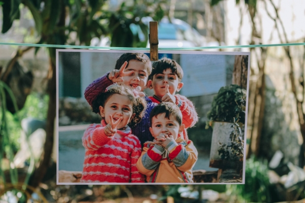 Quattro bambini sorridono alla fotocamera a Aaqrabate, Syria