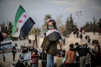 Bambina sventola la bandiera siriana
