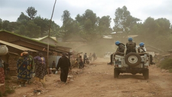 Esercito che pattuglia un villaggio nella regione di Ituri dopo l&#039;uccisione di 20 civili  