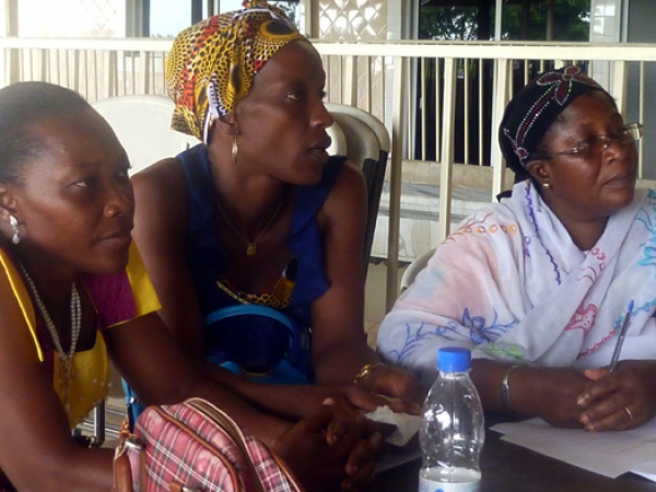 During consultations, three women from Abobo and Yopougon listen to their peers’ recommendations for reparations policies.