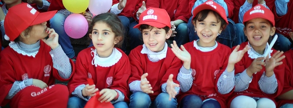 I bambini delle scuole di Gaza frequentano la produzione teatrale interattiva con ERW Risk Education. 