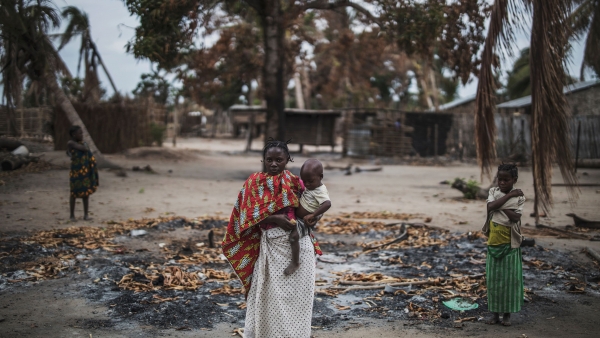 Una donna mozambicana, con in braccio il figlio, in uno dei villaggi del nord colpiti dai terribili attacchi  