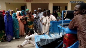 Dei civili intervengono all’ospedale dopo il presunto attentato del gruppo terroristico islamico Boko Haram a Maiduguri