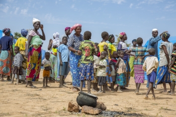 Sfollati Burkinabè si radunano in un campo nella città di Pissila 