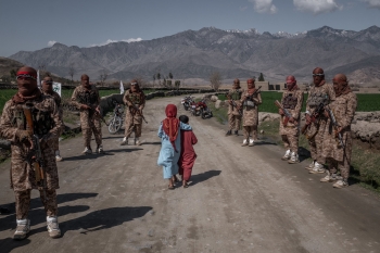Due ragazzi superano alcuni membri di una forza d&#039;elite dei Talebani