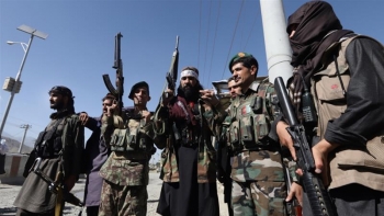 I combattenti Talebani insieme all’Esercito nazionale afghano durante il cessate il fuoco del 2018. 