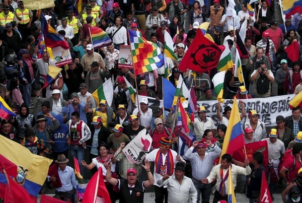 Protestanti con bandiere e striscioni in marcia a Quito, Ecuador il 12 agosto 2015.  