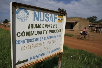 Cartello che indica un programma di finanziamento della Banca Mondiale per un progetto comunitario ugandese 