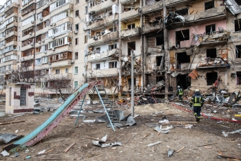 Kiev, en edificio residenziale danneggiato dai bombardamenti aerei