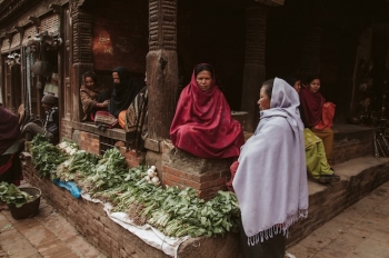 Donne vendono verdura nei portici di Bhaktapur, Nepal.