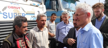 UN Humanitarian Coordinator Mark Lowcock talks with Syrian truck drivers on the Turkish-Syrian border  