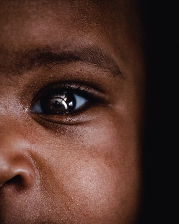 Lo sguardo di un bambino africano impaurito