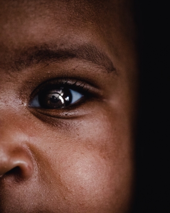 Lo sguardo di un bambino africano impaurito