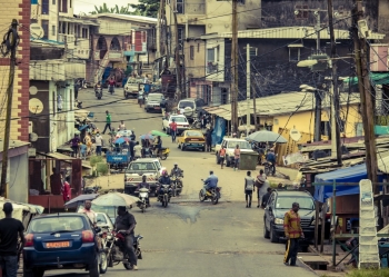 Scena di vita in una strata a Douala, Camerun