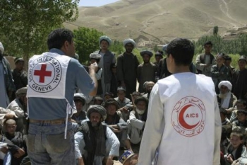 Delegati della Croce Rossa Internazionale mentre insegnano il Diritto Internazionale Umanitario