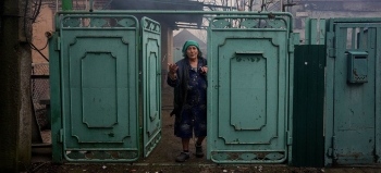 Una donna nella sua casa distrutta a Mariupol