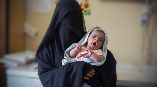 Una donna e il suo bambino in una struttura sanitaria dell’UNFPA 
