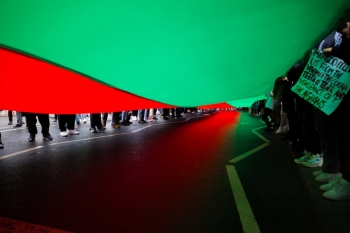 Bandiera afghana durante una protesta a Londra