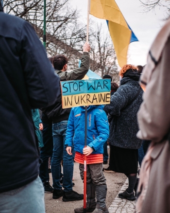 Un bambino ucraino a una manifestazione per la pace