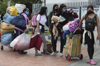 Migranti venezuelani in attesa di un bus per il Venezuela a Bogota, Colombia