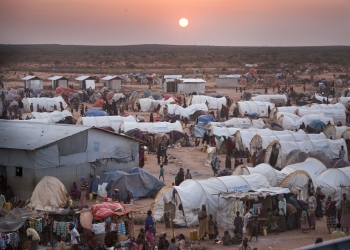 Vista su un campo profughi al tramonto