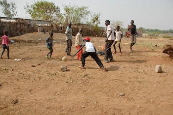 Bambini che giocano a calcio in una strada di Juba 