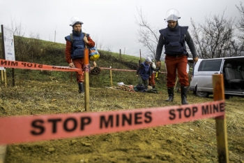 Membri del Centro di Sminamento della Bosnia ed Erzegovina (BHMAC) delimitano un campo minato per la bonifica, Sarajevo, 5 April 2015