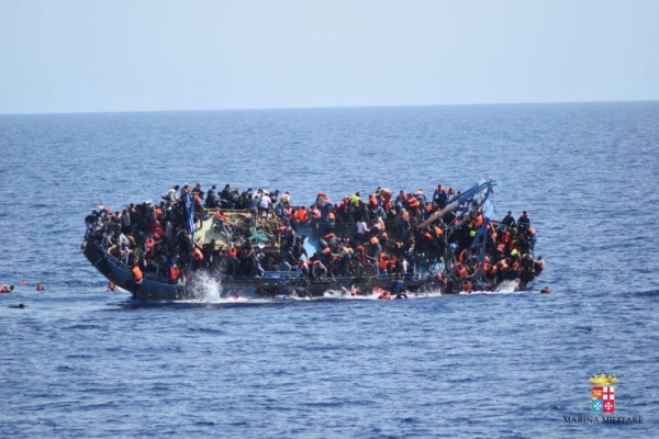 Migranti avvistati in mare su un&#039;imbarcazione di fortuna, poco prima dell&#039;intervento della Marina italiana ai confini delle acque territoriali libiche