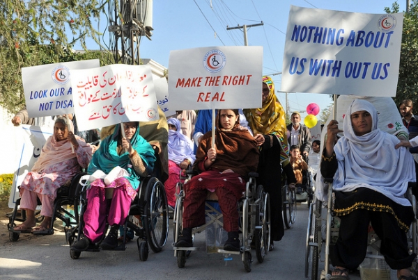 Donne disabili afghane mentre protestano per i loro diritti 