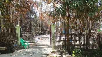 I resti di una casa incendiata dopo le violenze della notte del 3 settembre nel villaggio di Hpa Yar Paung, Rakhine