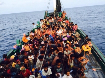 Al largo delle coste della Malesia, centinaia di Rohingya cercano salvezza su una barca  