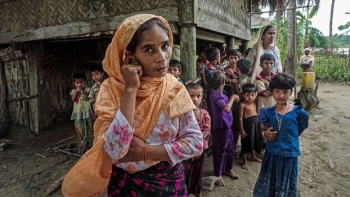 Donne e bambini Rohingya nel villaggio di Maung Hnama nello stato di Rakhine 