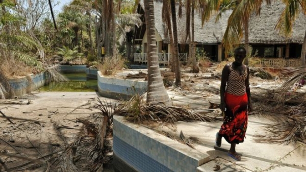 A woman walking in Casamance: the region used to be a touristic destination