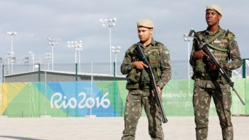 Una pattuglia di soldati delle Forze Armate brasiliane fuori dal parco delle Olimpiadi 2016 di Rio de Janeiro, Brasile