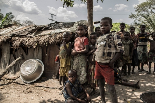 Bambini malnutriti a causa della grave mancanza di risorse nelle comunità ospitanti.
