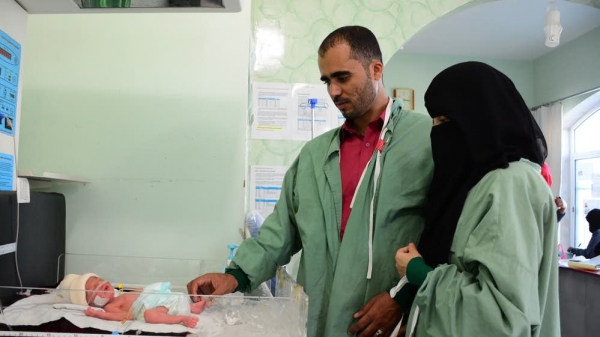 Parents check on their newborn daughter in the MSF mother and child hospital, Taiz Houban, Yemen.