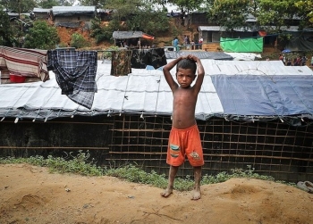 Child in front of Rohingya displacement camp  