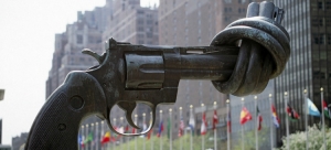 The “non-violence” sculpture by Carl Fredrik Reuterswärd in the UN Visitors&#039; Plaza, New York 